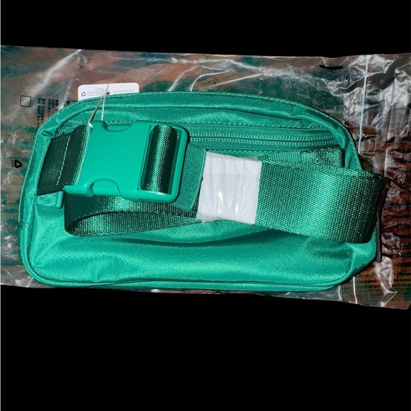 NWT Lululemon Green Everywhere Belt Bag - Picture 2 of 6